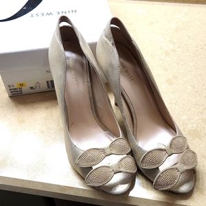 Nine West Peep Toe Gold Spritzer Pumps. Size 9.5 with box.